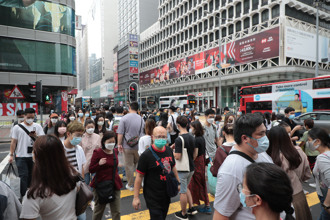 香港新增8841例新冠確診 高峰以來首次降至四位數
