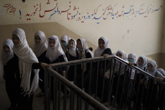 不滿塔利班再次關閉學校 阿富汗少女帶課本示威