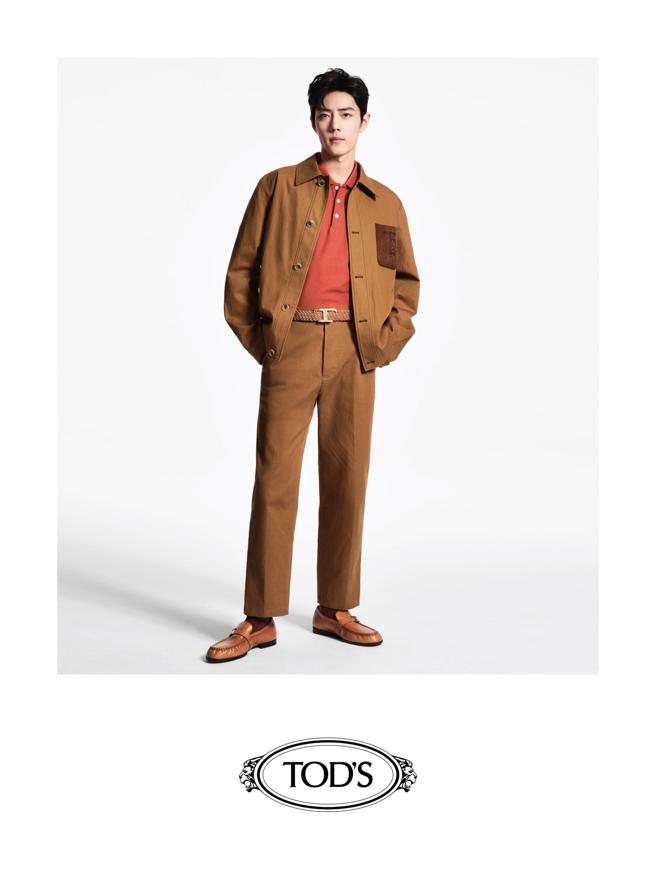 肖战以褐色套装搭配橘色polo衫撞色出夏季活泼感觉。（Tod’ｓ提供）