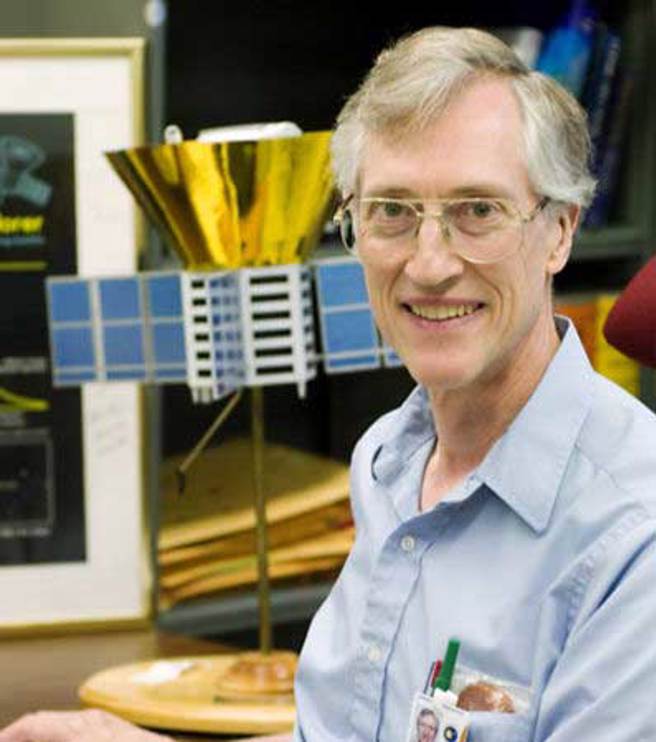 韋伯望遠鏡的計劃發軔於1996年，初期計畫於2007年完成，由NASA的戈達德太空飛行中心管理計畫，負責人是約翰．馬瑟（圖）。（圖／Wikipedia)