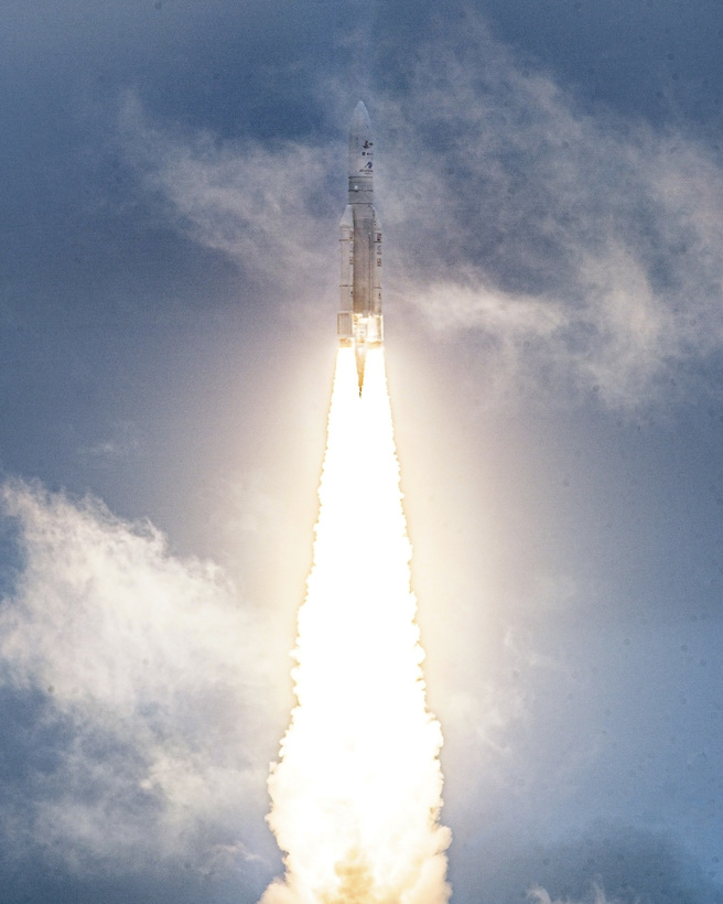 法國的亞利安5型火箭去年聖誕節將韋伯望遠鏡送入太空。（圖／NASA）