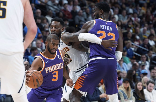 保罗利用队友的卡位掩护，穿过杰夫格林的防守。(美联社资料照)