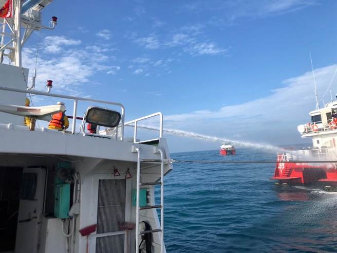 本国籍「威」字号工作船25日在彰化线西外17浬处起火，台中海巡队驰援。（台中海巡队提供）