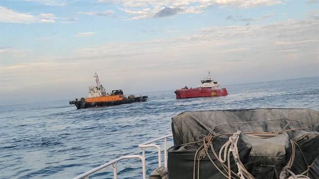 本国籍「威」字号工作船25日在彰化线西外17浬处起火，台中海巡队驰援。（台中海巡队提供）