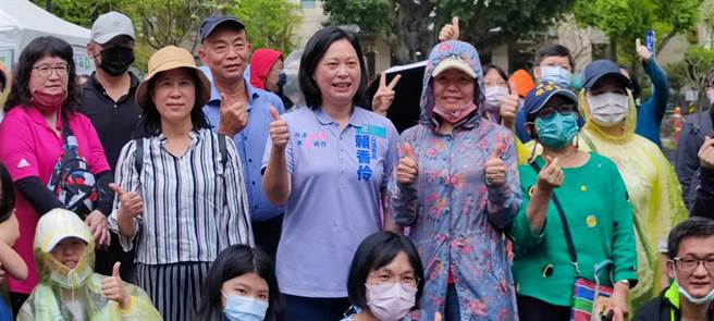 立委赖香伶（中）今天到桃林铁路亲子互动。（赖佑维摄）