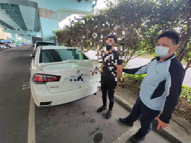 27岁李姓男子疑因19岁郑姓前女友与王姓男友有口角纠纷，伙同友人持刀砍伤王男。（翻摄画面）