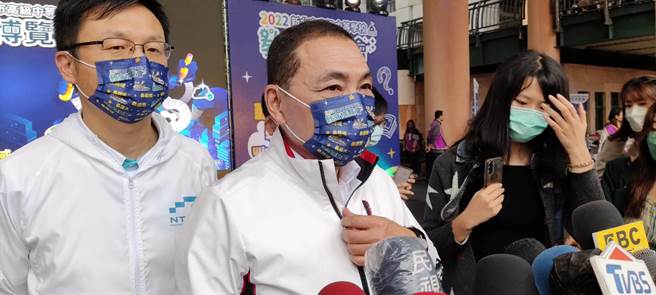 新北市長侯友宜（左2）表示，非常支持18歲公民投票權能夠修憲。（陳慰慈攝）