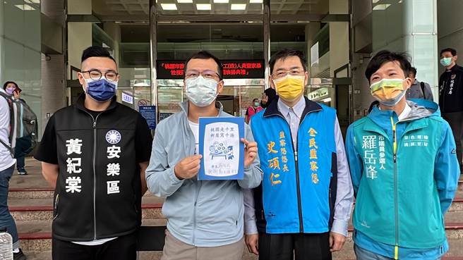 台北市议员罗智强因被桃园市长郑文灿点名错把「新屋」写成「新乌」，26日带着特制小学生生字簿赴桃市府前罚写千遍。(蔡依珍摄)