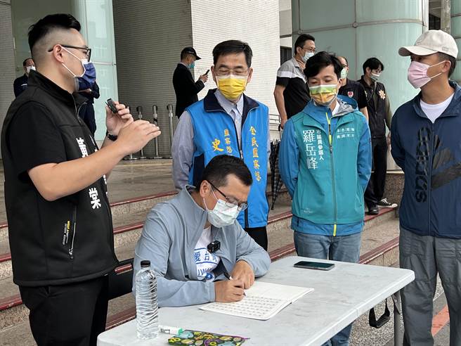 桃园区市议员参选人史硕仁和罗岳峰也到场声援。(蔡依珍摄)