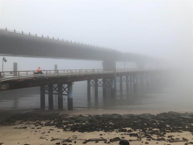 王国材部长今日视察的金门大桥，上午笼罩在大雾之中。（李金生摄）