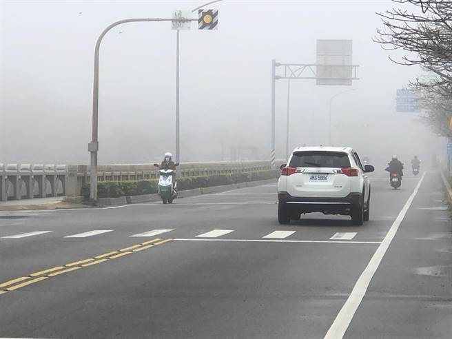 金门浓雾深锁，全岛临海道路雾气茫茫。（李金生摄）