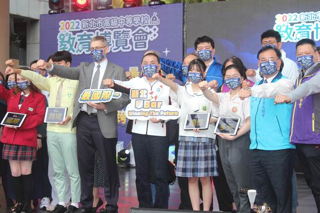 新北市长侯友宜（左4）出席高中职教育博览会表示，这次特别以国际教育结合英、美、加、澳、日本五个国家，希望能跟国际化接轨。（陈慰慈摄）