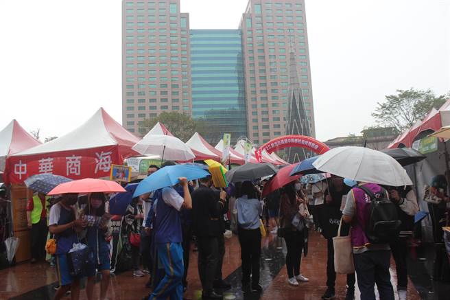 新北市2022高级中等学校教育博览会在新北市民广场与市府一楼大厅举办，上午天公不作美下起大雨，仍吸引不少国中生前来了解各校特色。（陈慰慈摄）