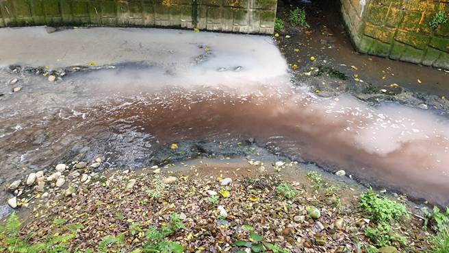 新北市與桃園市環保局25日接獲檢舉，桃園市龜山區及新北市鶯歌區交界的大漢溪遭污染，水色呈灰白色。（新北市環保局提供）