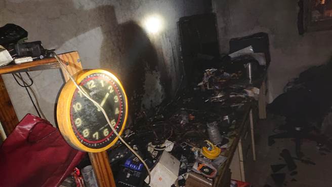 金门金湖镇裕民农庄今日上午发生住宅火警，现场一片狼藉凌乱。（金门县消防局提供）