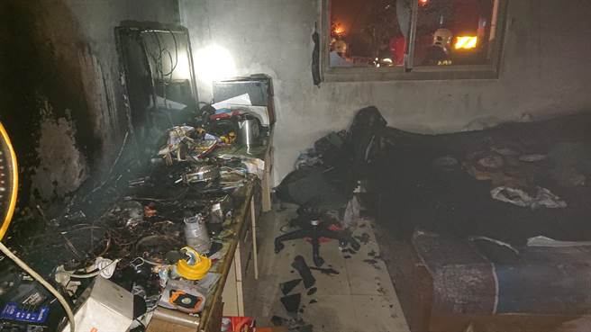 起火点所在的卧室，烧毁情况让人怵目惊心。（金门县消防局提供）