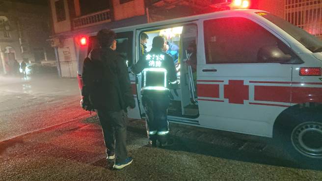 屋主在火起时下楼查看火势和灭火时，受到轻微吸入性呛伤，由救护车送往金门医院诊疗。（金门县消防局提供）