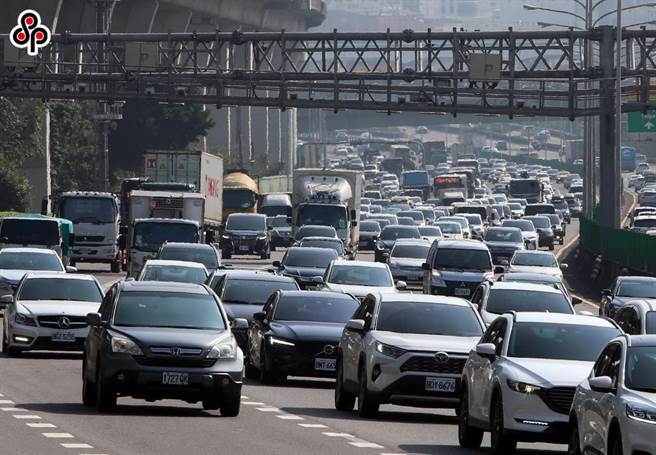今年清明节连续假期共计4天，交通部高速公路局预期将有大量扫墓及旅游车潮出现。（本报资料照）
