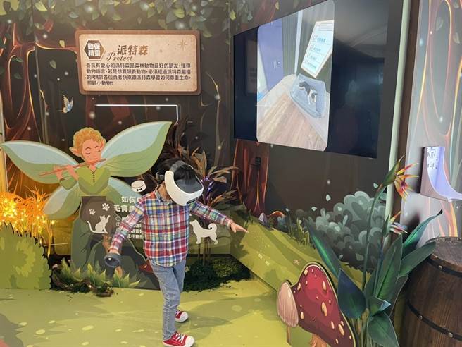 小朋友在宜兰绿博新北物产馆体验毛宝贝智能认养科技。（新北市农业局提供）