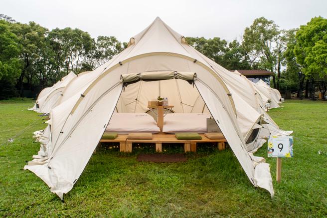 日本顶级户外品牌Snow Peak纯白大地帐。（陈大任摄）