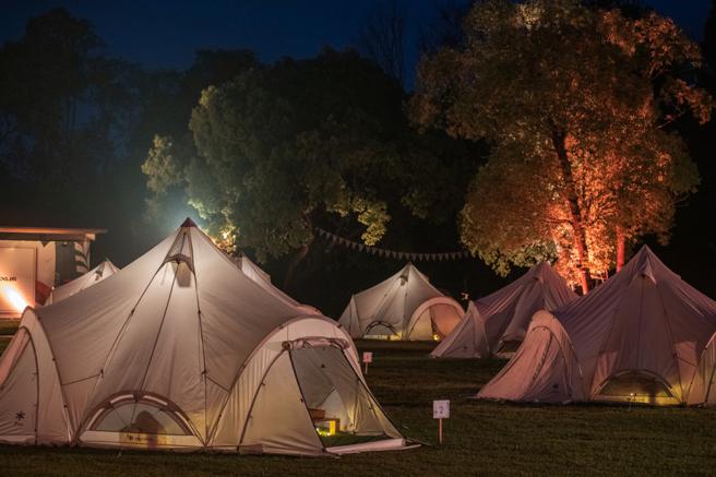 夜晚时刻，帐篷展现浪漫风貌。（陈大任摄）