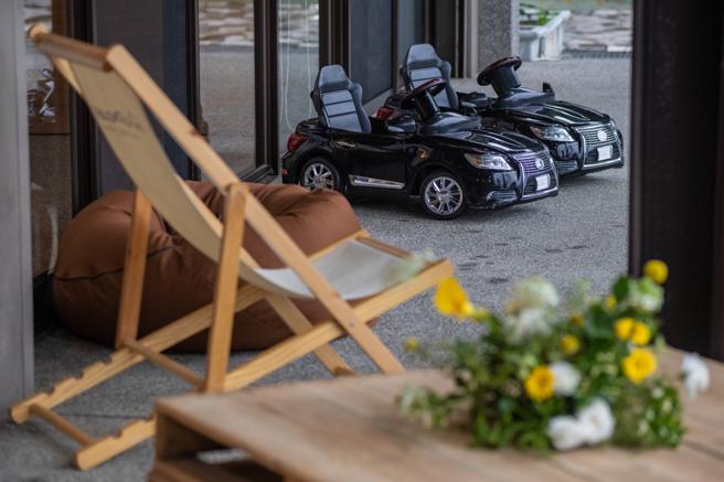 Lexus Glamping春游野营接待区外提供儿童玩具车。（陈大任摄）