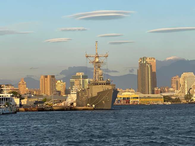 高雄港近日出现飞碟云，与停在港湾的船舰形成有趣画面，让不少人直呼宛如科幻片。(图翻摄自/郑明典脸书)