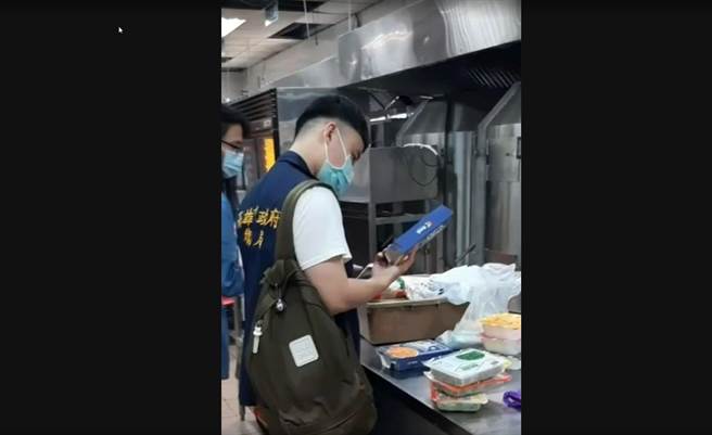 高市卫生局查获逾期白米、佛跳墙、果汁、里肌猪排、小汤圆及人造奶油等10项食品。（高市卫生局提供／袁庭尧高雄传真）