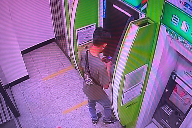 通缉犯车手在提款机提领诈骗所得款项。（高佩琦翻摄）