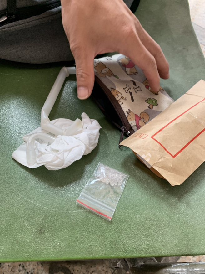 在邱男随身背包中查获一包毒品，毛重1.28公克。（高佩琦翻摄）
