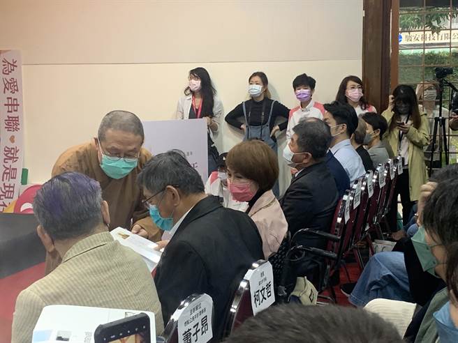 蒋万安今参与公益活动时，恰好与同为市长热门人选的卫福部陈时中，以及有意接棒给副市长黄珊珊的台北市长柯文哲。（黄婉婷摄）