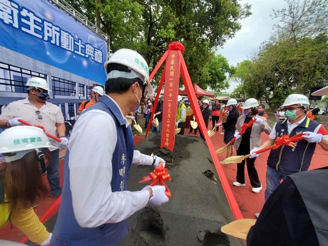 崙背鄉衛生所重建案歷經4年19次流標記錄終於發包出去，縣長張麗善（右二）代表持鏟動土。（周麗蘭攝）