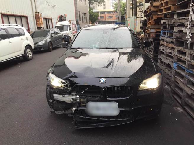 BMW肇逃后约10多分钟后在东区东光园道擦撞到两台自小客。(民眾提供)