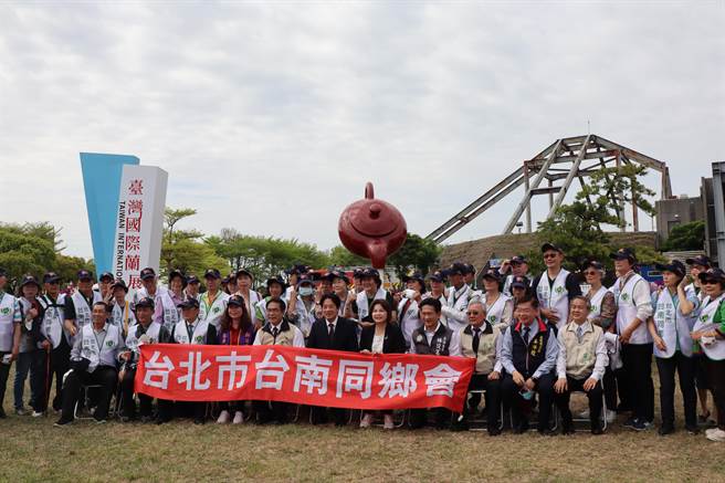 副總統賴清德（前排右六）參觀蘭展，並與來自全台各地600多名台南同鄉會鄉親分批合影。（劉秀芬攝）