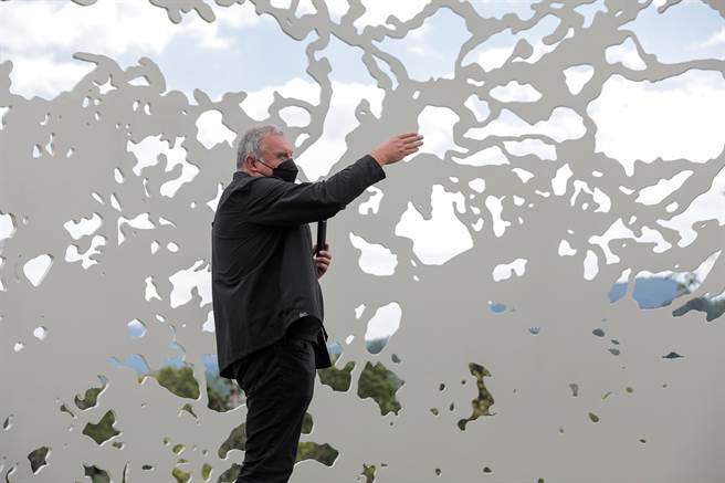 西班牙设计师黄猴诺‧维亚导览「仰天地」及「风生水起」创作产品。（经发局提供）