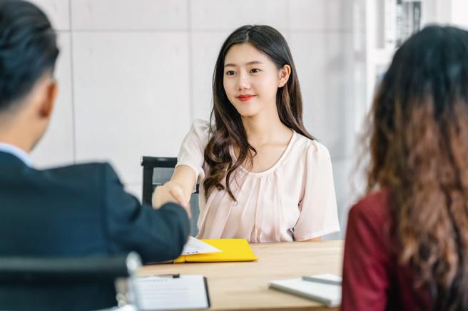 一名网友分享近日lab面试经验，认为女生更吃香。(示意图/翻摄自Shutterstock)
