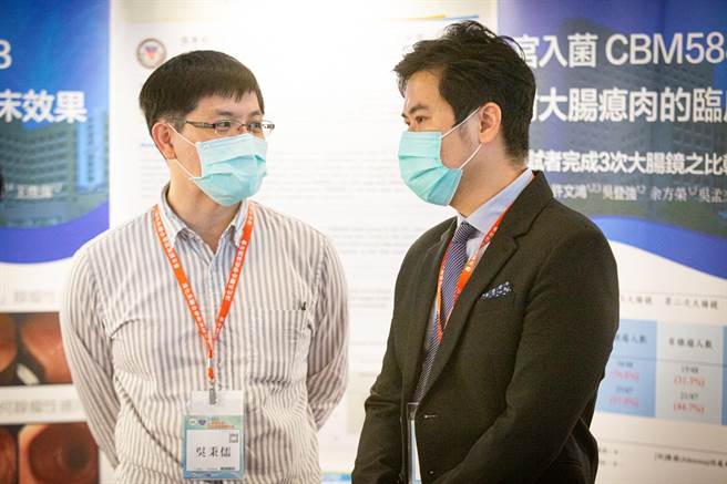该研究团队，高医医师吴秉儒（左） 与王俊伟。（袁庭尧摄）