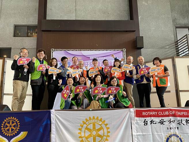 2022新冠疫情趋缓之际，推动「扶轮传爱.消除肝病」，26日至桃园市復兴区。（肝病防治学术基⾦会提供）