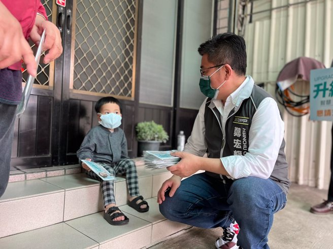 曾连任5届新竹市议员、有意角逐新竹市长的行政院顾问郑宏辉（右）。（图／取自郑宏辉脸书）