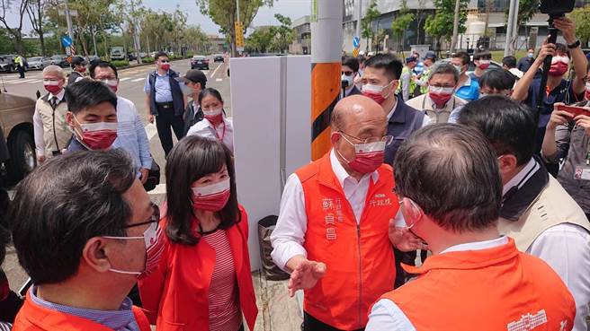 行政院长苏贞昌向台南市长黄伟哲（米黄背心者）、成大校长苏慧贞（红条纹T恤者）提出对医疗园区的意见。（程炳璋摄）