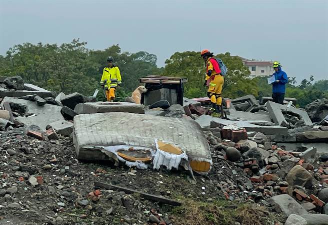 测检当天画面，看得出天气不佳，但仍同心协力完成测验。（郑莛芸提供／洪靖宜高雄传真）