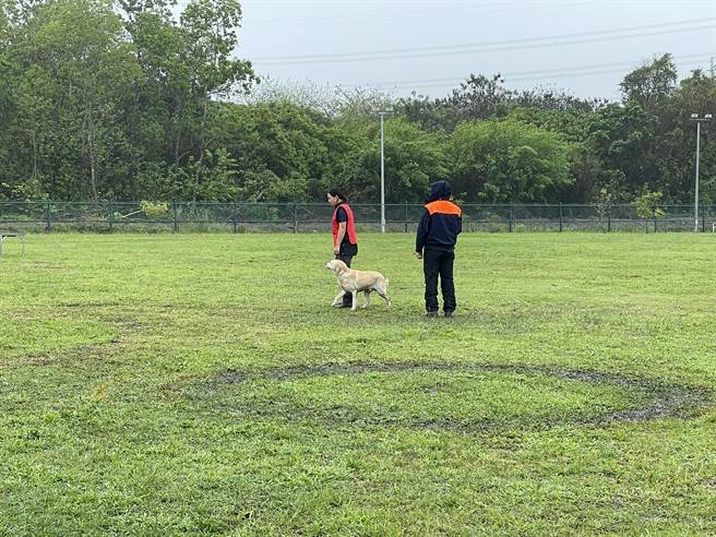 测检当天画面，看得出天气不佳，但仍同心协力完成测验。（郑莛芸提供／洪靖宜高雄传真）