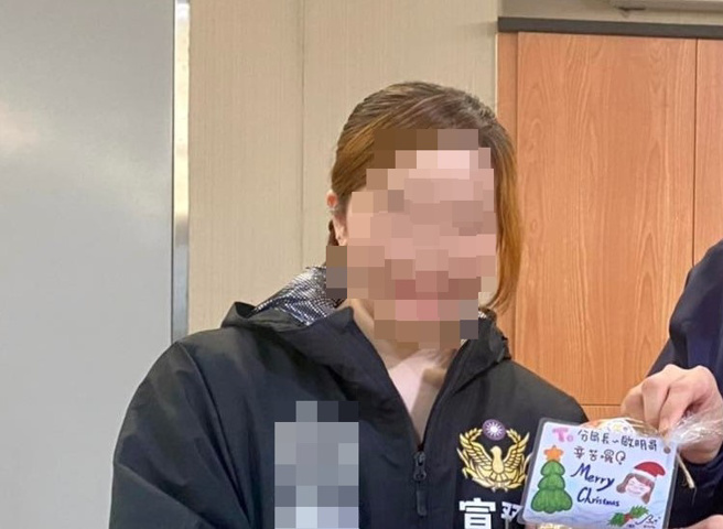 美女师遭家长呛哭「林右昌叫我阿伯，逼改分数 市府：「市长阿伯已过世」。（图／取自基隆市警察局第四分局脸书）