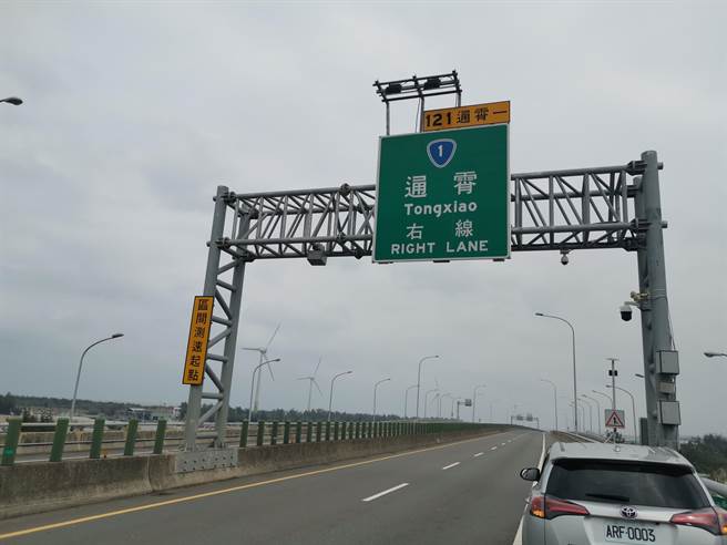 台61線西濱快速道路通霄段區間測速已從2月16日恢復執法。（謝明俊攝）