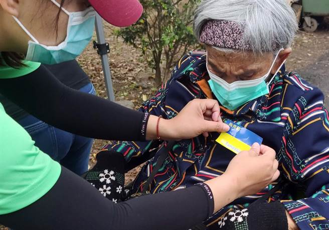 參加廣原村村校聯合運動會的村民，都貼上藍黃雙色貼紙，力挺烏克蘭。（民眾提供）