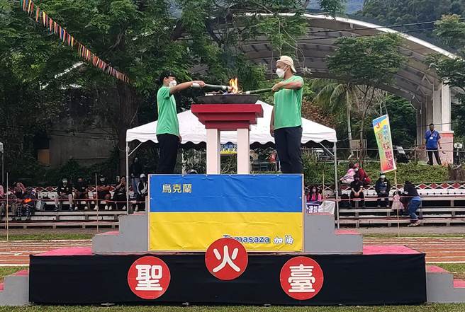 廣原村舉辦村校聯合運動會，聖火台貼上烏克蘭國旗。（民眾提供）