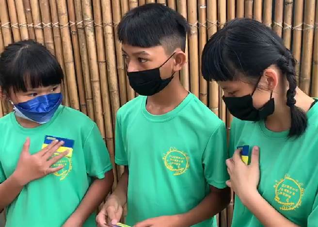 廣原村舉辦村校聯合運動會，聖火隊學生胸前貼上黃藍雙色貼紙。（民眾提供）