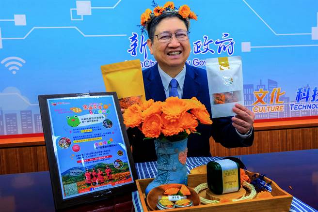 县长杨文科头戴金盏花花圈化身「花仙子」，介绍那罗「橘色花毯」景点。（罗浚滨摄）