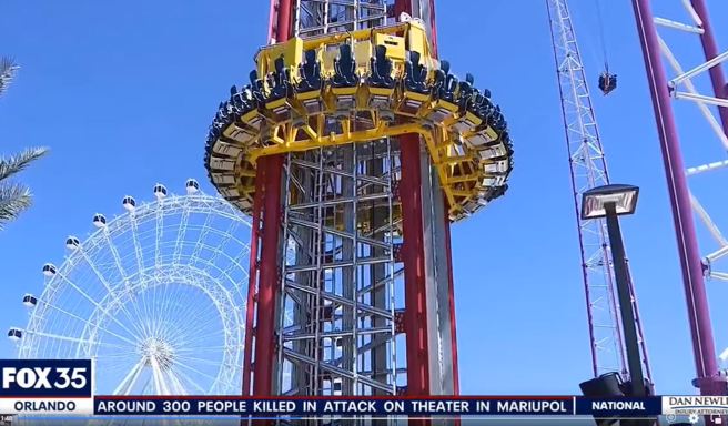 14岁少年搭乘自由落体设施时，疑似因安全扣没繫好，导致他在高空中被甩飞。(图翻摄自/YouTube/FOX 35 Orlando)