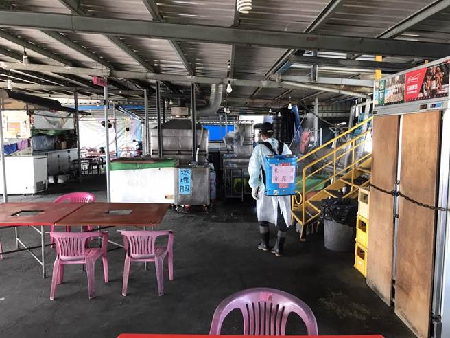 高雄确诊者东港吃炭烤，屏县府急清消。(屏县府提供)